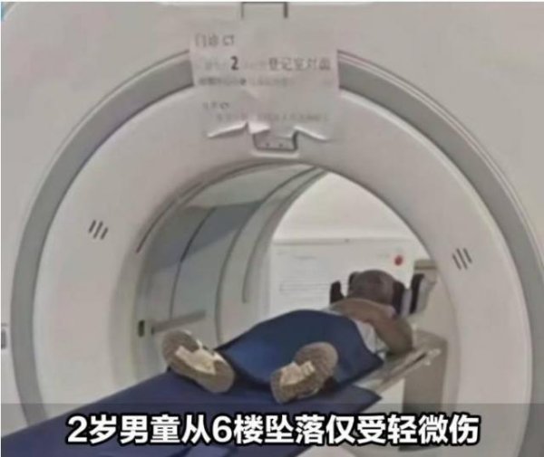 启盈策略 2岁男童从6楼坠落仅受轻微伤，楼下雨棚砸出大洞，目击者讲述事发经过