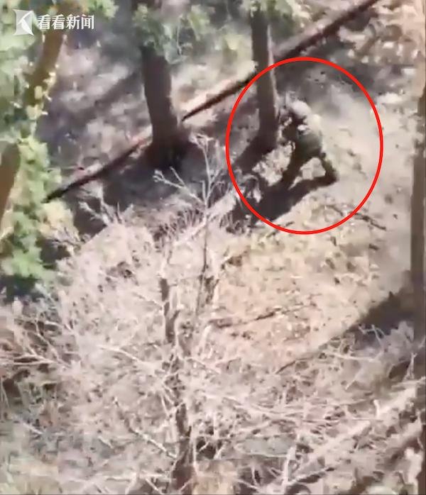 智股策略 俄士兵硬核操作！徒手抓住并砸毁乌军无人机
